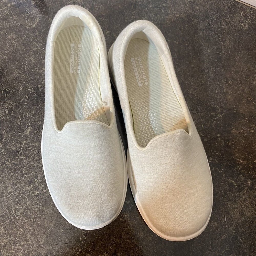 Skechers Goga Mat Women's Size 7 Cream Beige Tan Slip On Ballet Shoes Sneakers